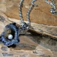 Kette mit Anhänger aus Achat Druse Schatzhöhle mit Perle handgemacht als Geschenk silberfarben Bild 8