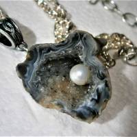 Kette mit Anhänger aus Achat Druse Schatzhöhle mit Perle handgemacht als Geschenk silberfarben Bild 9