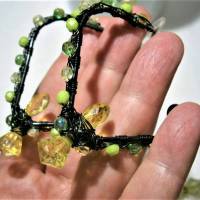 Creolen hellgrün limone Ohrringe 60 Millimeter funkelnd handgemacht auf schwarz Festival Bild 3