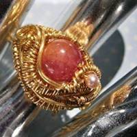 verstellbarer Ring handgemacht in orange beige rosa mit Quarz und Perle rosé in wirework goldfarben Cocktairing Bild 5
