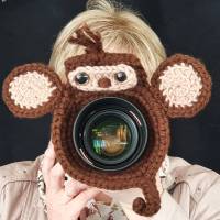 Lustiger Affe gehäkelt für's Objektiv der Fotokamera Bild 2