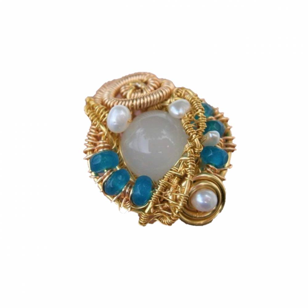 Ring Apatit petrol türkis handgemacht verstellbar mit Achat hellgrau und Perlen weiß in wirework goldfarben handgewebt Bild 1