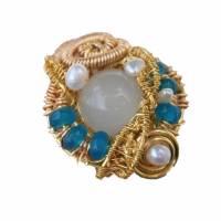 Ring Apatit petrol türkis handgemacht verstellbar mit Achat hellgrau und Perlen weiß in wirework goldfarben handgewebt Bild 1