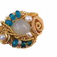 Ring Apatit petrol türkis handgemacht verstellbar mit Achat hellgrau und Perlen weiß in wirework goldfarben handgewebt Bild 2