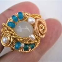 Ring Apatit petrol türkis handgemacht verstellbar mit Achat hellgrau und Perlen weiß in wirework goldfarben handgewebt Bild 3