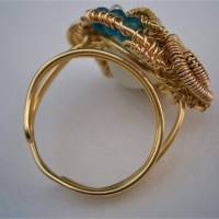 Ring Apatit petrol türkis handgemacht verstellbar mit Achat hellgrau und Perlen weiß in wirework goldfarben handgewebt Bild 5