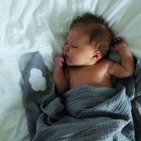 Babydecke aus Musselin - Weiche Baumwolle - Grau mit kleiner Wolke - personalisierbar Bild 3
