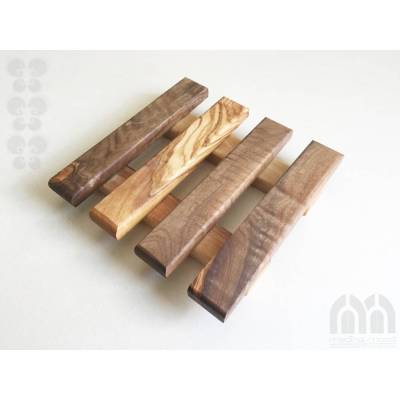 Topfuntersetzer 15 x 15 cm Quadratisch, handgefertigt aus Olivenholz, Untersetzer leicht und praktisch.