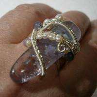 Ring verstellbar mit großem Amethyst lila pastell und Perlen weiß handgemacht in wirework silberfarben Bild 2