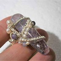 Ring verstellbar mit großem Amethyst lila pastell und Perlen weiß handgemacht in wirework silberfarben Bild 3