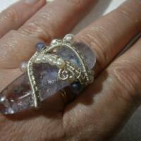 Ring verstellbar mit großem Amethyst lila pastell und Perlen weiß handgemacht in wirework silberfarben Bild 4