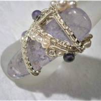 Ring verstellbar mit großem Amethyst lila pastell und Perlen weiß handgemacht in wirework silberfarben Bild 5