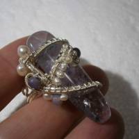 Ring verstellbar mit großem Amethyst lila pastell und Perlen weiß handgemacht in wirework silberfarben Bild 6