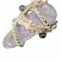 Ring verstellbar mit großem Amethyst lila pastell und Perlen weiß handgemacht in wirework silberfarben Bild 8