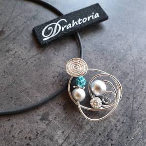 DRAHTORIA tolles stabiles Armband mit Perlen in weiß, silber und Harzperlen glitzernd in türkis, gelb, grün am Aludraht Bild 7