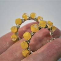 Creolen mit handgemachten Glasperlen gelb klar als 35 Millimeter große Ohrringe silberfarben zum hippy look im boho chic Bild 3