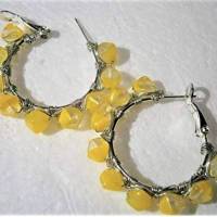 Creolen mit handgemachten Glasperlen gelb klar als 35 Millimeter große Ohrringe silberfarben zum hippy look im boho chic Bild 4