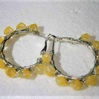 Creolen mit handgemachten Glasperlen gelb klar als 35 Millimeter große Ohrringe silberfarben zum hippy look im boho chic Bild 5