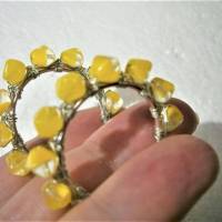 Creolen mit handgemachten Glasperlen gelb klar als 35 Millimeter große Ohrringe silberfarben zum hippy look im boho chic Bild 6