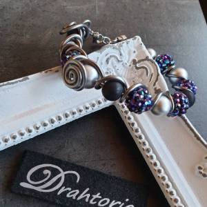 DRAHTORIA Armband mit Perlen in schwarz, silber und Harz-Strassperlen glitzernd in lila türkis grün am Aludraht Armspang Bild 2