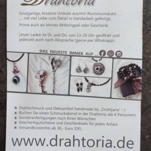 DRAHTORIA Armband mit Perlen in schwarz, silber und Harz-Strassperlen glitzernd in lila türkis grün am Aludraht Armspang Bild 4
