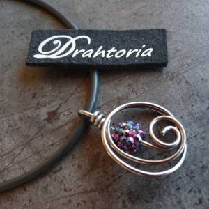 DRAHTORIA Armband mit Perlen in schwarz, silber und Harz-Strassperlen glitzernd in lila türkis grün am Aludraht Armspang Bild 6