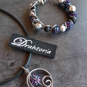 DRAHTORIA Armband mit Perlen in schwarz, silber und Harz-Strassperlen glitzernd in lila türkis grün am Aludraht Armspang Bild 7