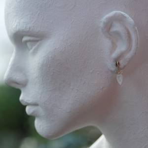 Ohrringe aus Gold 750 mit Mondstein Pampeln, kurze Ohrhänger, filigrane Goldschmiedearbeit Bild 5