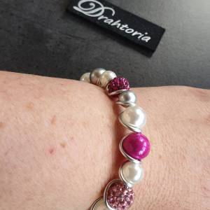 DRAHTORIA tolles  Armband mit weißen Perlen und Akzenten in Pink auf Aludraht Armspange Armreif Barclette Bild 2