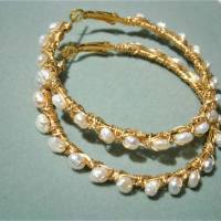 Perlenohrringe Creolen 55 Millimeter groß handgemacht weiße Perlen barock Brautschmuck boho Bild 4