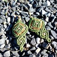 Makramee-Ohrringe in grün und senfgelb mit Messingelementen Bild 2