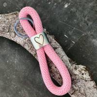 Schlüsselanhänger aus Segelseil mit Herz in unterschiedlichen Farben und silberfarbenem Schlüsselring Bild 9