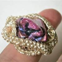 Ring lila Perlmutt handgemacht als wirework Unikat Größe 19 bis 20 mit Innendurchmesser 19,5 Millimeter in silberfarben Bild 2