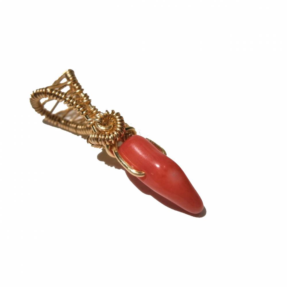 kleiner Anhänger mit roter Koralle als Horn oder auch Zahn in wirework goldfarben handgemacht Muttertag Bild 1