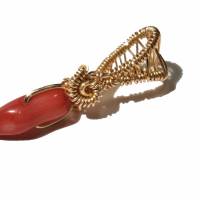 kleiner Anhänger mit roter Koralle als Horn oder auch Zahn in wirework goldfarben handgemacht Muttertag Bild 2