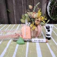 Wellness Set mit Trockenblumengesteck und Delikatesse, Geschenk Set, lachs farben Bild 3