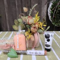 Wellness Set mit Trockenblumengesteck und Delikatesse, Geschenk Set, lachs farben Bild 4