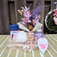 Wellness Set mit Trockenblumengesteck und Delikatesse, Geschenk Set, lila Bild 1