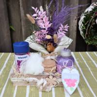 Wellness Set mit Trockenblumengesteck und Delikatesse, Geschenk Set, lila Bild 4