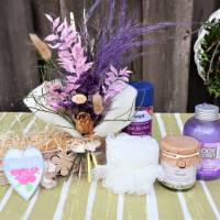 Wellness Set mit Trockenblumengesteck und Delikatesse, Geschenk Set, lila Bild 5