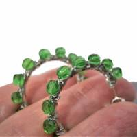 Funkelnde Ohrringe grün 35 Millimeter große Creolen handgemacht hippy look boho Klappcreolen Geschenk Bild 1