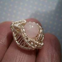 Ring mit Rosenquarz rosa silberfarben handgemacht als wirework mit Innendurchmesser 18 Millimeter Größe S bis M Bild 2