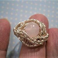 Ring mit Rosenquarz rosa silberfarben handgemacht als wirework mit Innendurchmesser 18 Millimeter Größe S bis M Bild 3