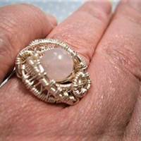 Ring mit Rosenquarz rosa silberfarben handgemacht als wirework mit Innendurchmesser 18 Millimeter Größe S bis M Bild 4
