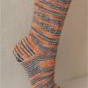 handgestrickte Socken, Strümpfe Gr. 38/39, Damensocken in apricot, schwarz und weiß, Einzelpaar Bild 4