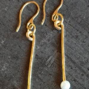 DRAHTORIA Minimalistische Ohrhänger 4 cm Stab gehämmert gold silber rosa roségold od. Wunschfarbe + kleine Perle Aludrah Bild 3