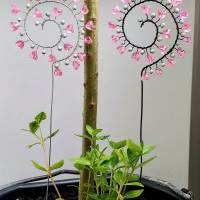 Deko Blumenstecker Gartenstecker Spirale mit rosa transparenten Herzen Bild 1