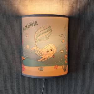 Kinderlampe Meerjungfrau Mädchen Wandlampe Kinderzimmer Nachtlicht Schlummerlicht Name Fische LED Holz Lampe Bild 1