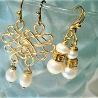 Perlenohrringe 2 Paar mit Perlen weiß an celtic knot handgemacht in goldfarben Brautschmuck Brautjungfern Bild 1