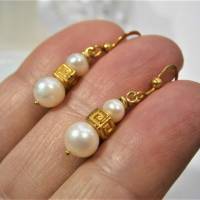 Perlenohrringe 2 Paar mit Perlen weiß an celtic knot handgemacht in goldfarben Brautschmuck Brautjungfern Bild 2